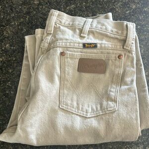 Wrangler tan or khaki color men’s Jeans 32x36 excellent condition